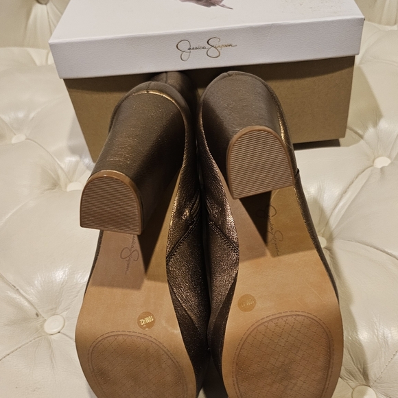 Jessica Simpson almond toe ankle boot.  Bronze color with a side zip - Picture 5 of 5